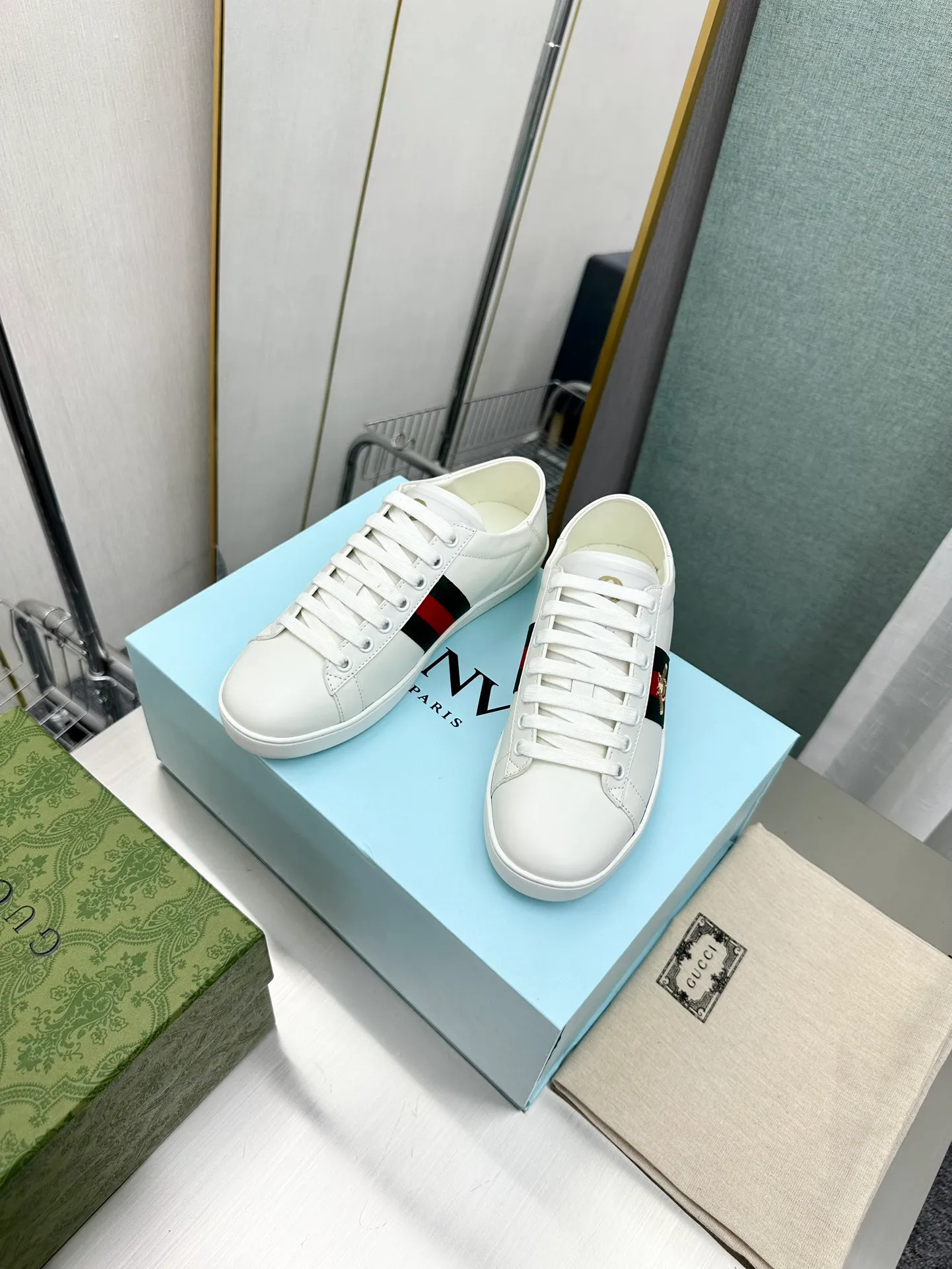 👟👟Ex-factory price 540👟👟 Men's size +10 Top version: Gucci G family classic Ace series Embroidery Little Bee White Shoes Couple Style Ribbon Love Casual Sports Shoes Sneakers Original Purchase Development Production This brand's classic low-top sports shoes interweave golden embroidered bees with red and green webbing. The bee is a classic element of the brand. It appeared in the Gucci ready-to-wear series in the 1970s. Exquisite packaging at the delivery counter🛍📦 ▪️Fabrics: Original custom imported first-layer cowhide ▪️Foots: Original custom cowhide lining ▪️Sole: Original open-molded rubber non-slip material ▪️Sole thickness: 2.5CM ▪️Size: Women's 34-41 (customized 34/41) ▪️Size: Men's 38-46 (38/46 customized)